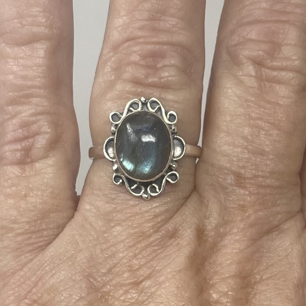 925 Sterling Silver Ring Featuring Labradorite Ge… - image 2
